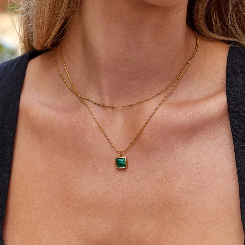 Fiona – Goldene Halskette mit Mini-Charm-Details.