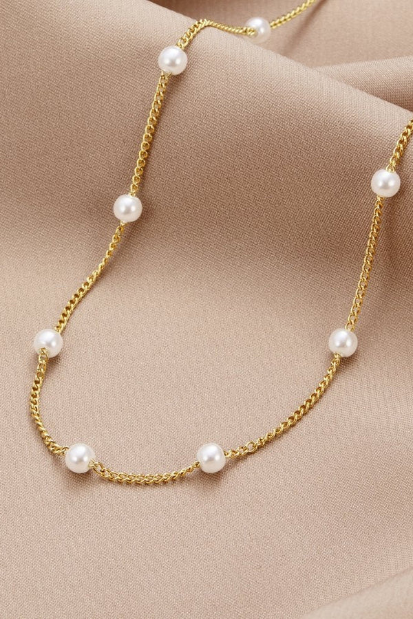 Klara – Goldene Doppelkette mit feinen Perlenakzenten.