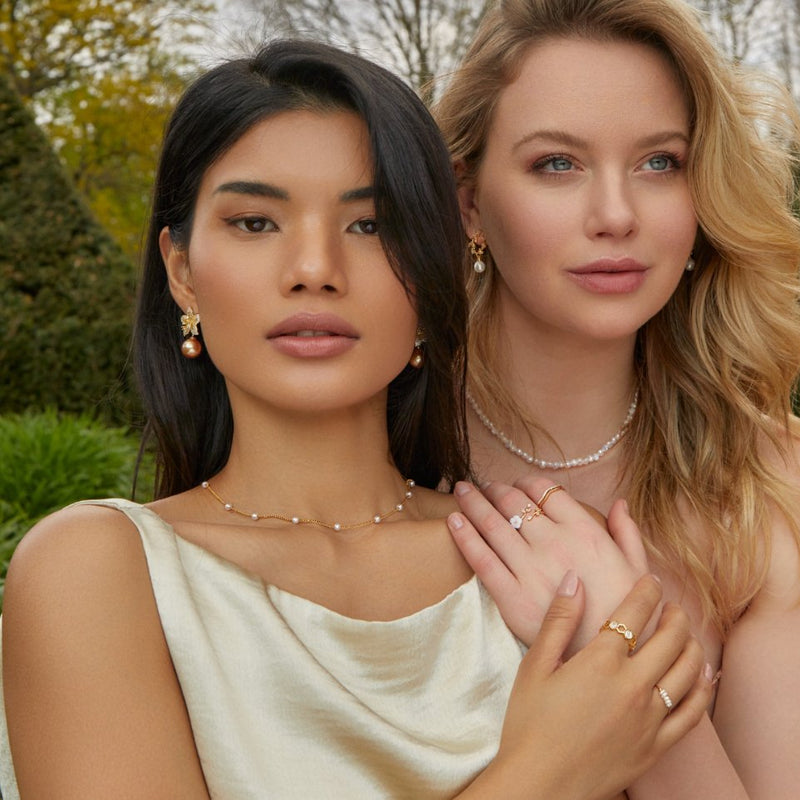 Klara – Goldene Doppelkette mit feinen Perlenakzenten.