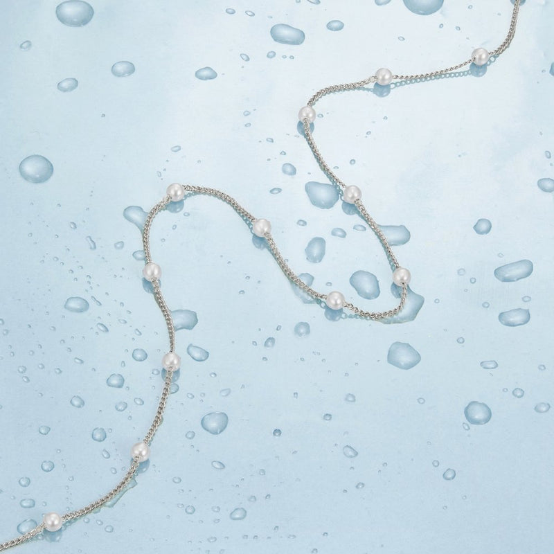 Johanne – Goldene Halskette mit Blütenanhänger.