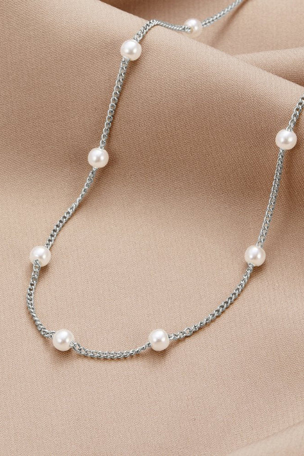 Miriam – Goldene Halskette mit feinen Perlen.