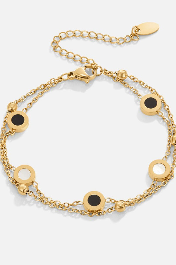 Carla – Ein zartes, goldfarbenes Armband mit kontrastreichen Rund-Elementen.