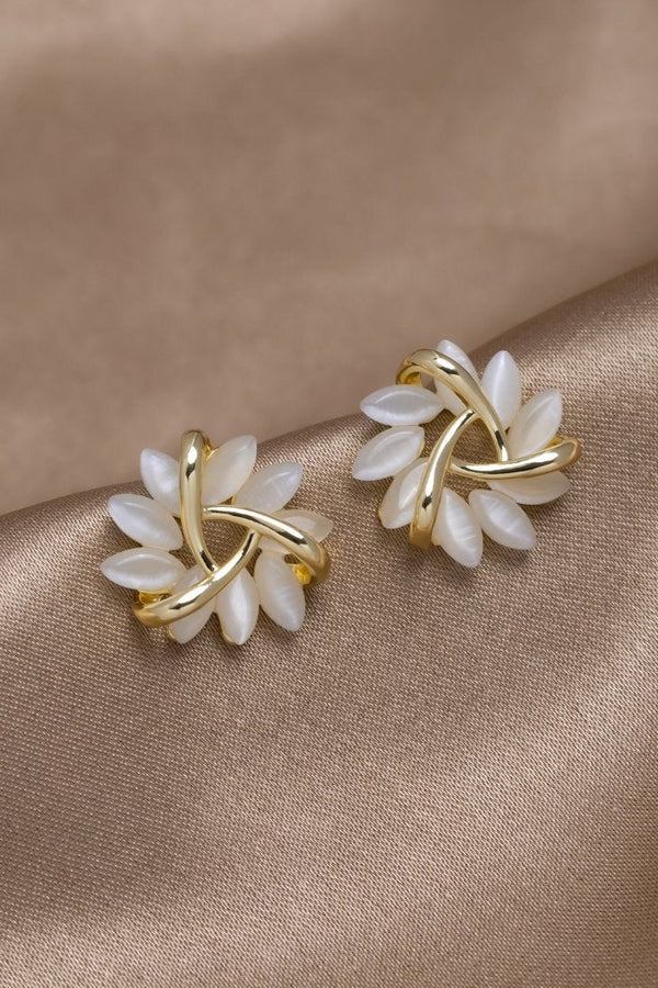 Emilia – Goldene Ohrstecker mit floralem Detail.