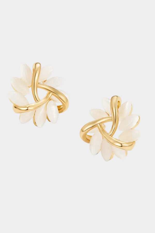 Emilia – Goldene Ohrstecker mit floralem Detail.