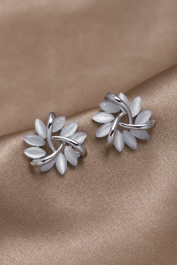 Flora – Silberne Ohrstecker in Blütenform.