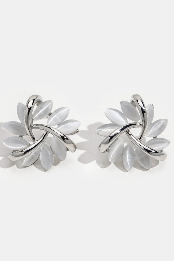 Flora – Silberne Ohrstecker in Blütenform.
