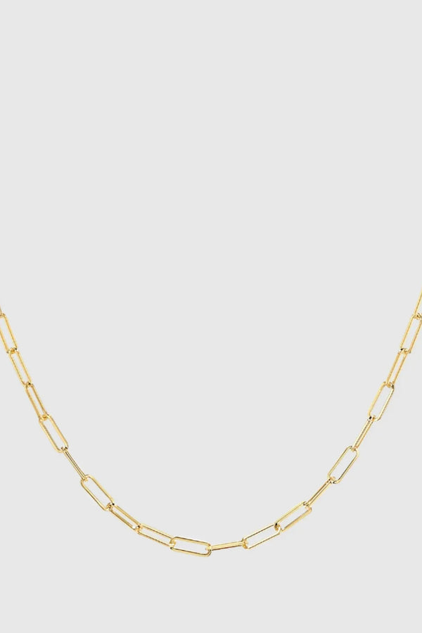 Miriam – Goldene Kette mit zartem Perl-Akzent.