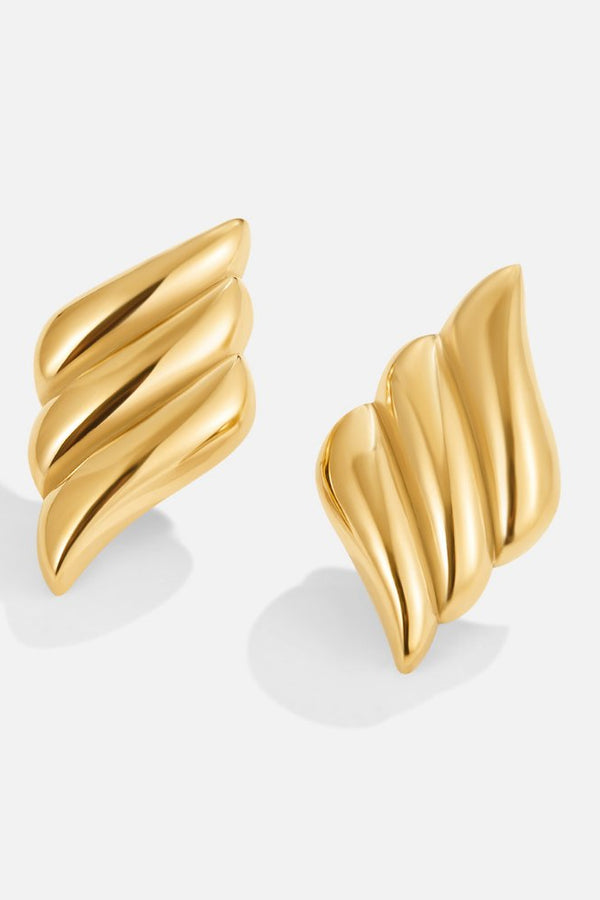 Leonora – Goldene Ohrstecker mit gewellter Struktur.