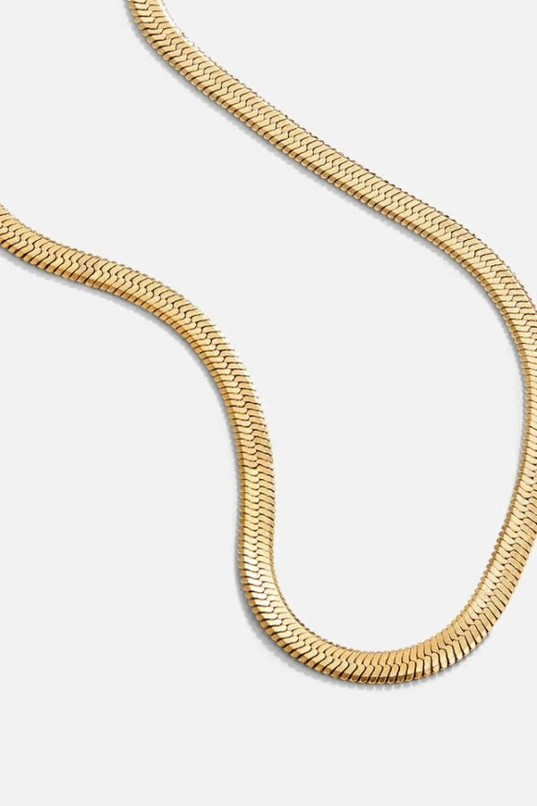 Luzia – Goldene Schlangenkette mit weich fließendem Glanz.