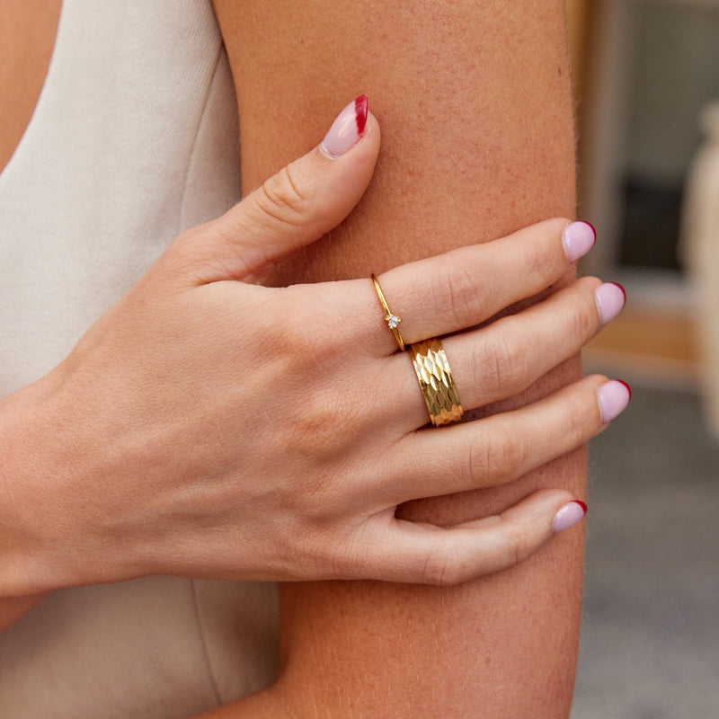 Leonie – Schlichter Goldring mit glatter Oberfläche.