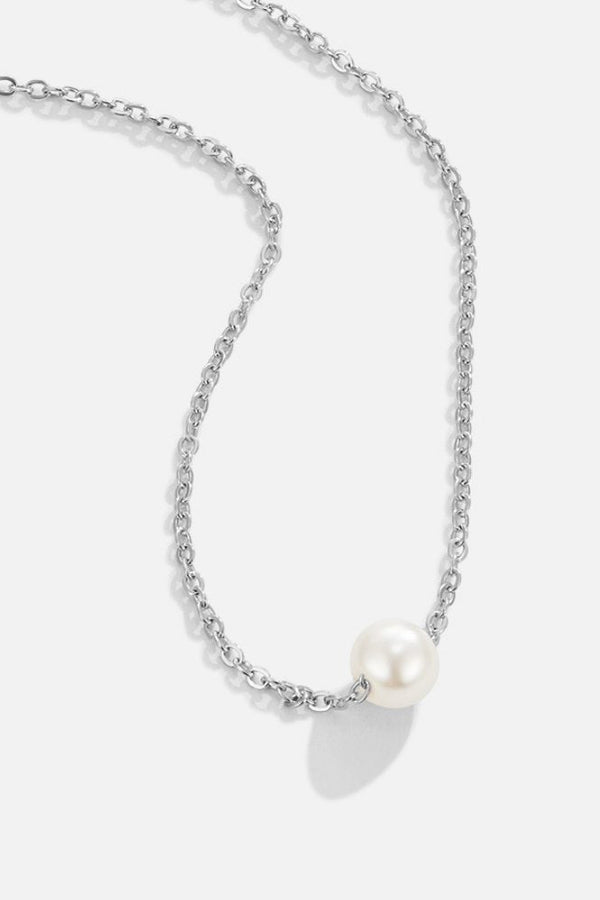 Clara – Goldene Halskette mit rundem Anhänger.