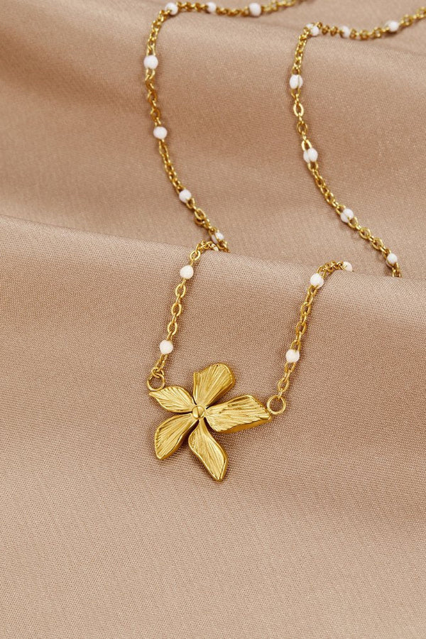 Felicia – Goldene Kette mit ovalem Anhänger.