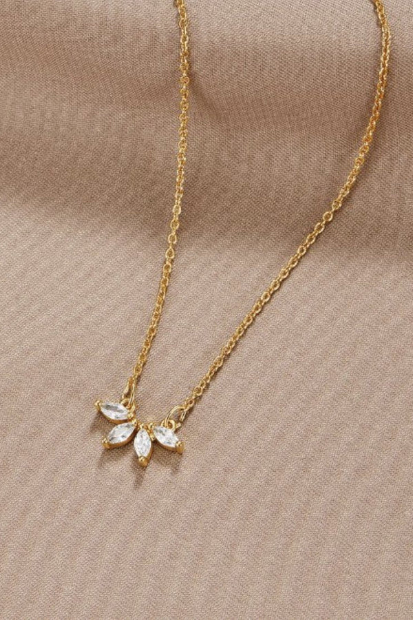 Amalia – Goldene Kette mit Anhänger aus zwei Perlen.