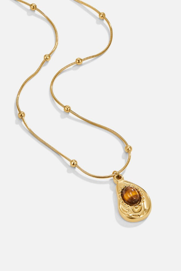 Rosa – Goldene Halskette mit zarten Perlen.