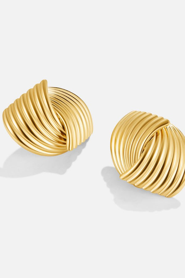 Beatrix – Goldene Ohrstecker mit Fächerstruktur.