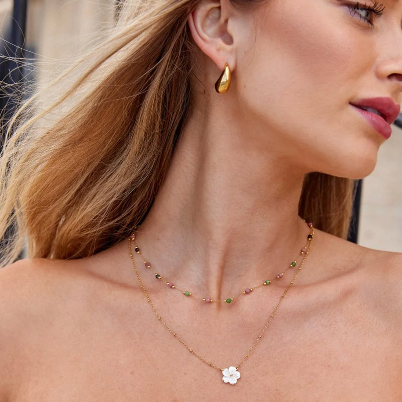 Beatrix – Goldene Kette mit perlenbesetztem Detail.