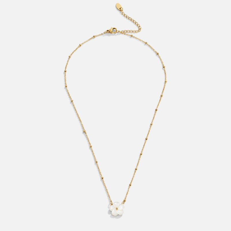 Annemarie – Goldene Kette mit Blüten-Medaillon.