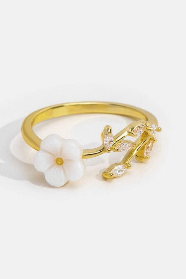 Miriam – Goldring mit weißer Blütenverzierung.