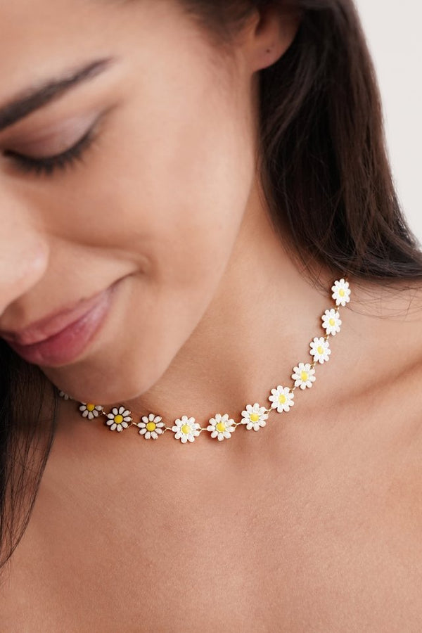 Alina – Dezente Kette mit kleinen Anhängern.