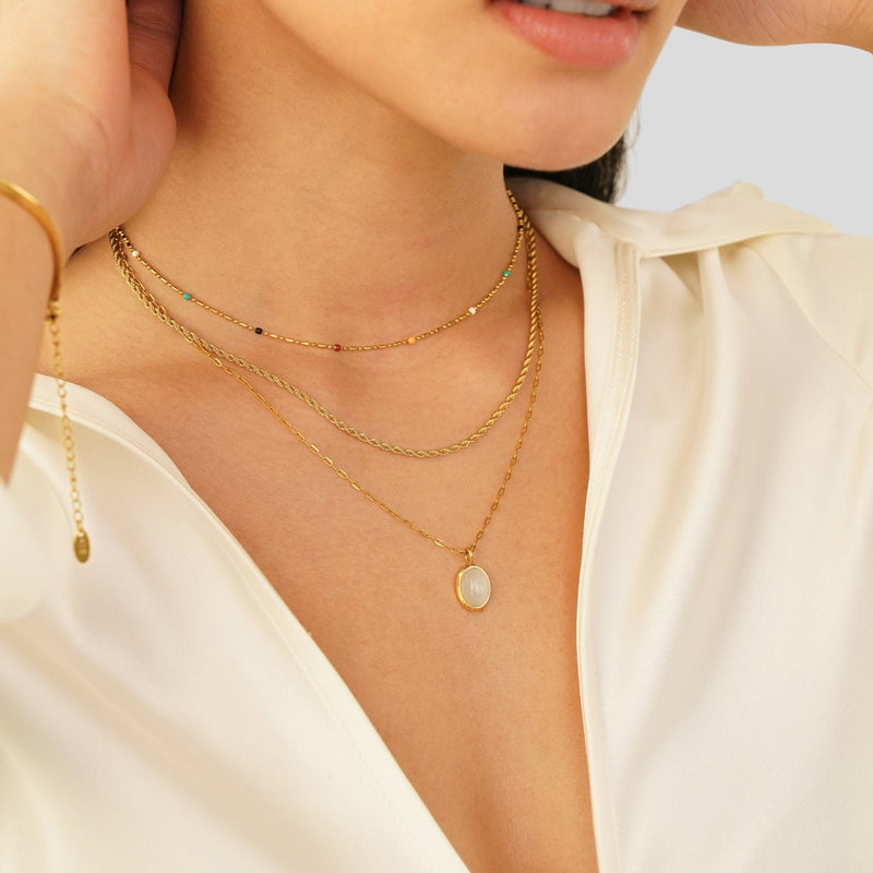 Verena – Goldene Doppelkette mit schwarzen Akzenten.