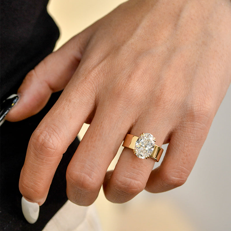 Lara – Solitärring mit rundem Stein in Goldoptik.