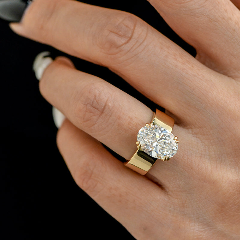 Lara – Solitärring mit rundem Stein in Goldoptik.