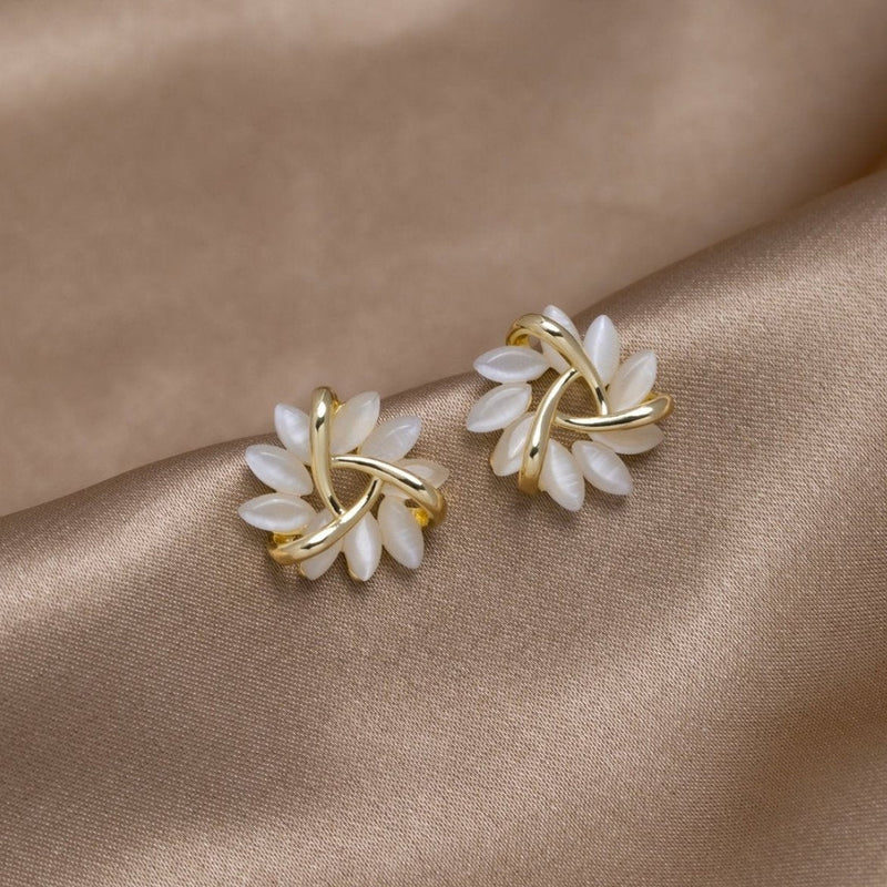 Carlotta – Goldene Ohrstecker mit geometrischem Mix.