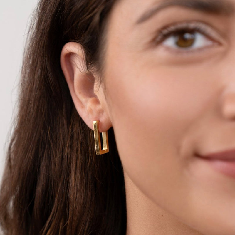 Carlotta – Goldene Ohrstecker mit geometrischem Mix.